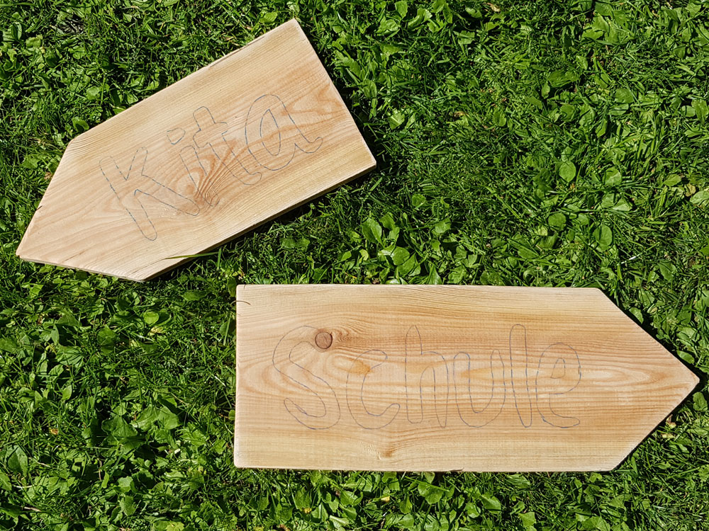 DIY Anleitung für Wegweiser aus Holz für Party und den Garten
